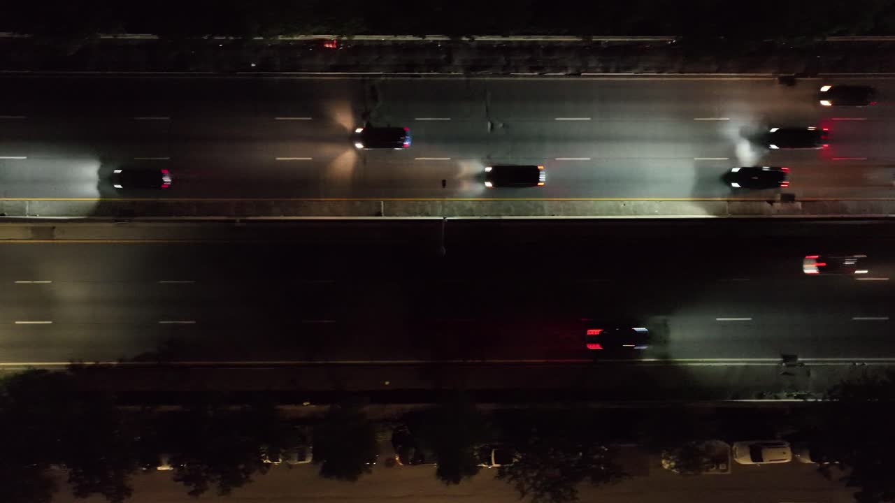 어두운 고속도로에서 교통 체증을 통해 밤에 영화 촬영