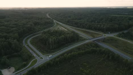 vista aérea de una intersección de carreteras en un bosque