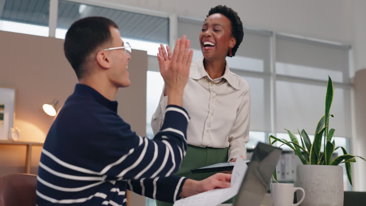 equipo celebrando el éxito en la oficina