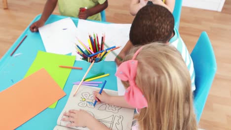 Little-children-drawing-together-in-class