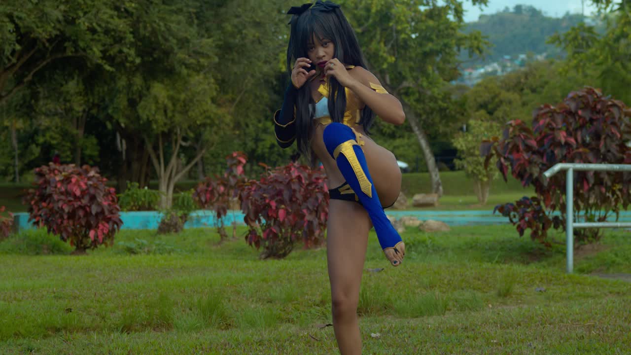 postura de lucha de un disfraz de cosplay ishtar de la gran orden del destino