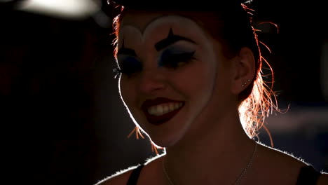 escena de terror - mujer payaso riendo con alegría sádica en un sótano oscuro y aterrador