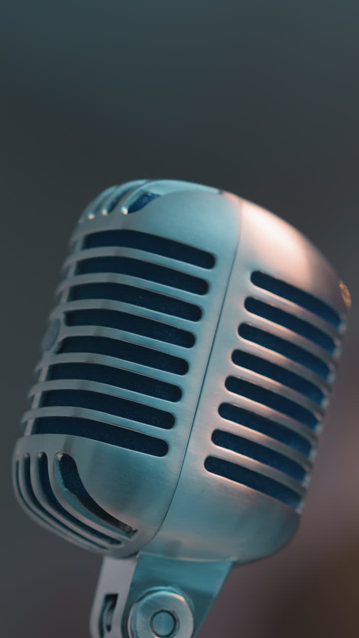 primer plano de un micrófono vintage con un fondo borroso, capturando un ambiente nostálgico y clásico. el enfoque suave en el fondo agrega una sensación de profundidad y ambiente a la escena