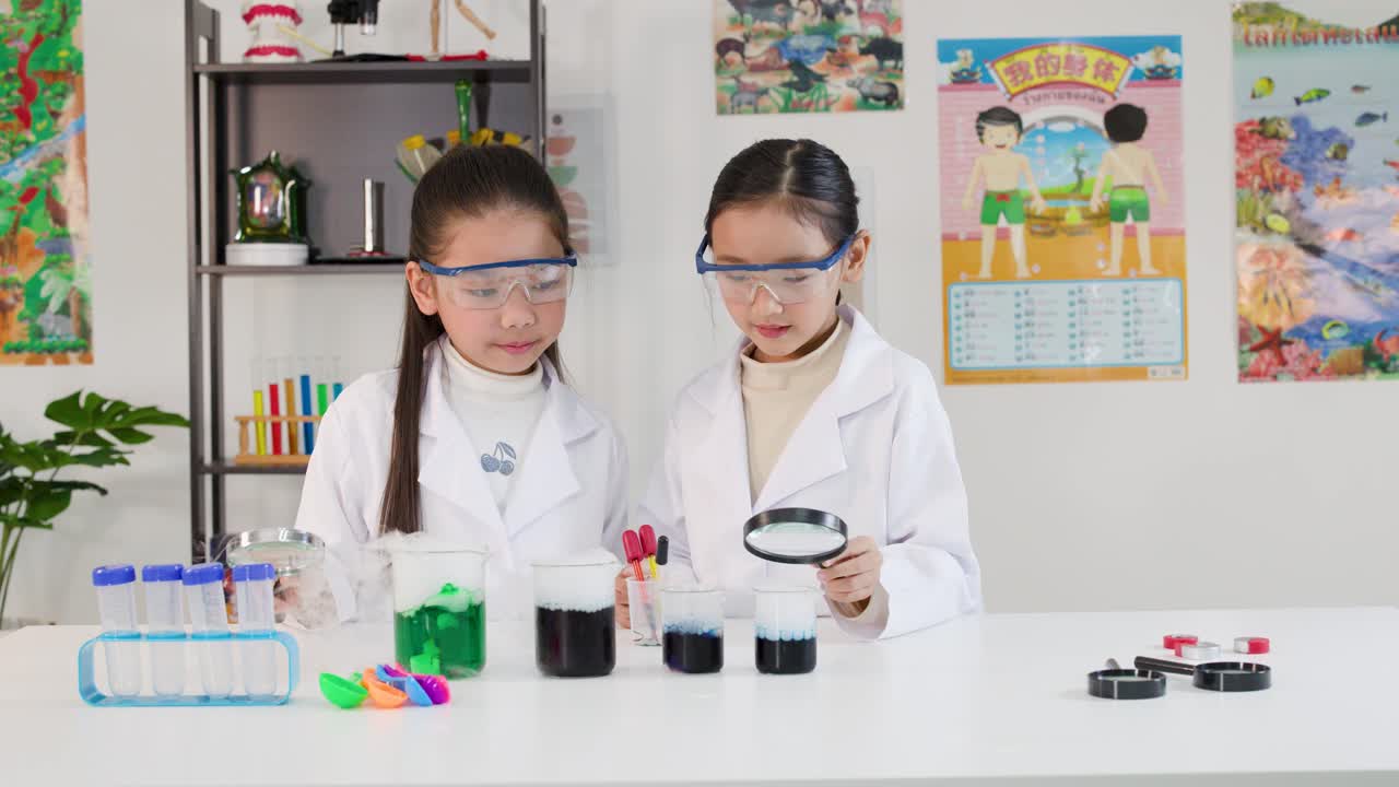 Dua Gadis Muda Berjas Lab Melakukan Eksperimen Sains dan Merayakan dengan Tos
