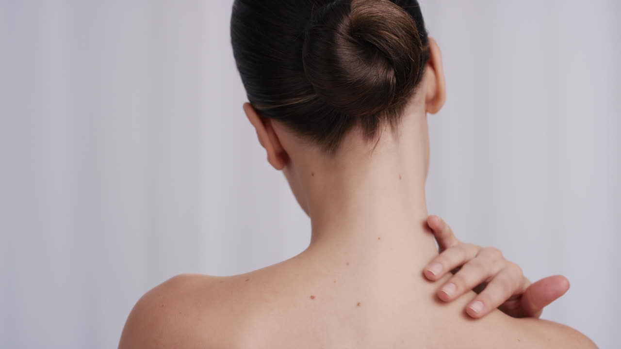 초상화 매력적인 젊은 여성 부드럽게 피부를 만지며 손으로 어깨를 만지며 완벽한 피부를 가진 아름다운 백인 여성 럭셔리 피부 관리 감각적인 휴식을 즐기고