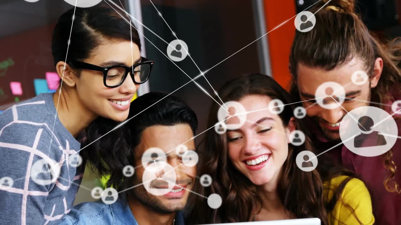 animación de iconos de perfil conectados sobre diversos colegas sonriendo y mirando la computadora portátil en la oficina
