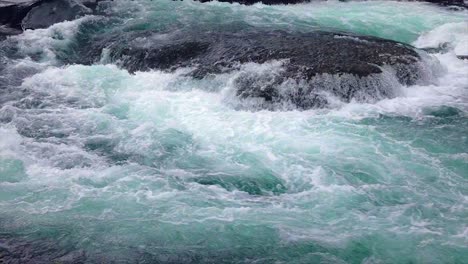 Gebirgsflusswasser-Mit-Zeitlupennahaufnahme