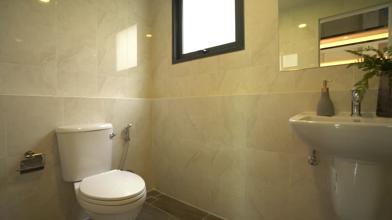 diseño interior de baño moderno y simple de azulejos blancos, sin gente