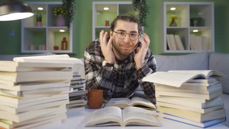 Estudiante-Universitario-Ocupado-Mirando-La-Cámara-Infeliz.