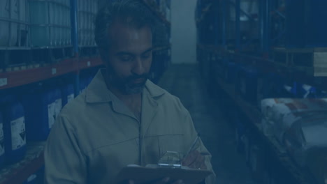 trabajador de almacén con clipboard, procesamiento de datos animación sobre estantes de inventario