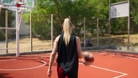 jugadora de baloncesto en una cancha al aire libre