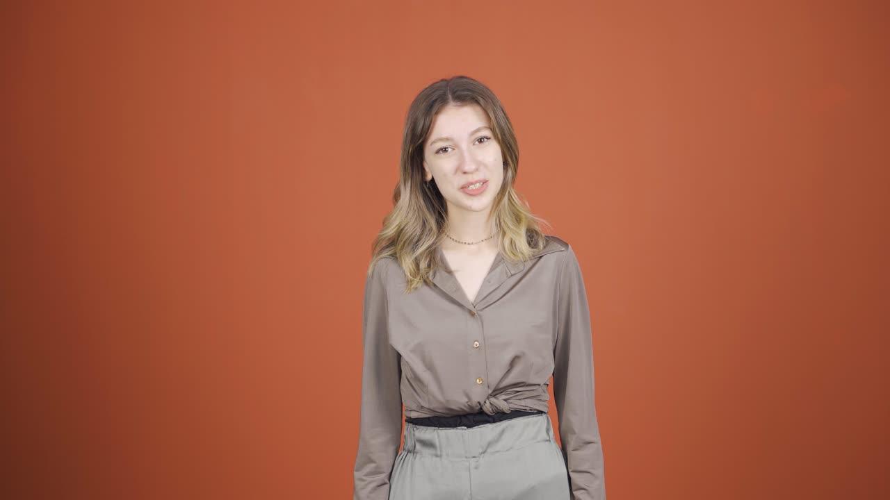 la joven haciendo una videollamada.