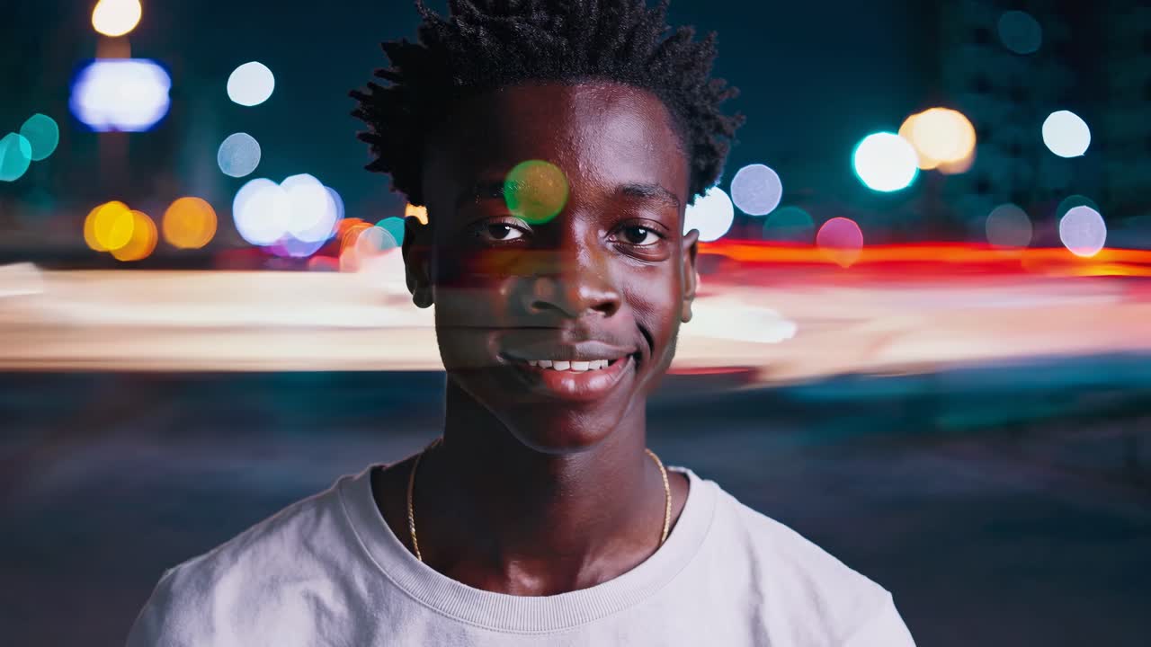 Un concetto video creativo con effetto doppia esposizione, che fonde un ritratto sorridente con una notte urbana