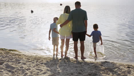 Familia-Abrazándose-En-La-Playa