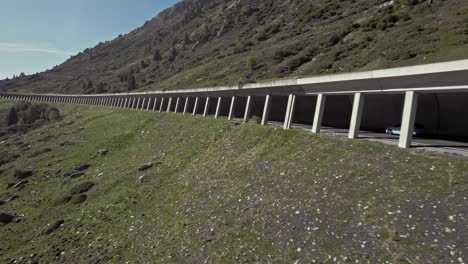 coche aéreo conduciendo en un túnel en las hermosas montañas calmantes de los alpes paisaje soleado de verano, kühtai, austria