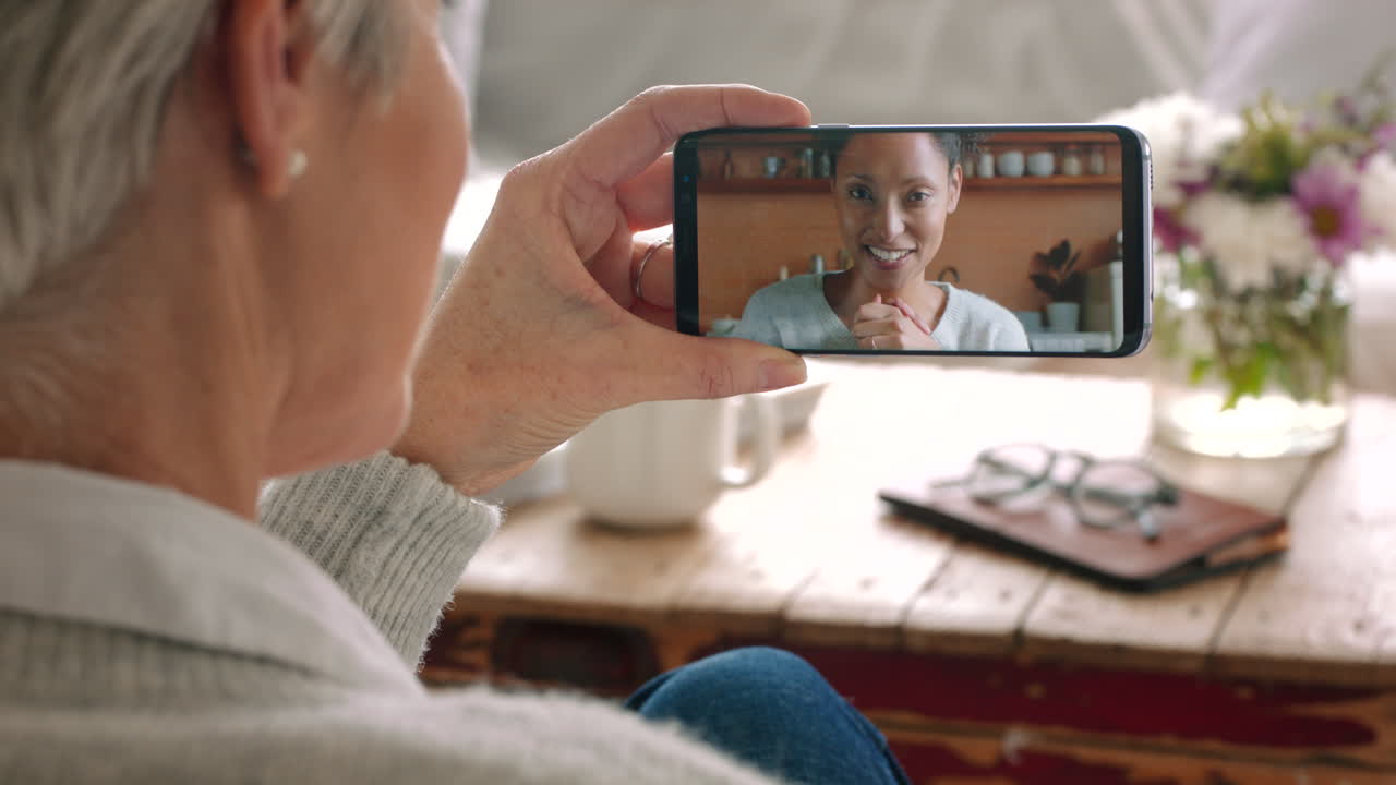 llamada de video de una mujer mayor hablando con una joven