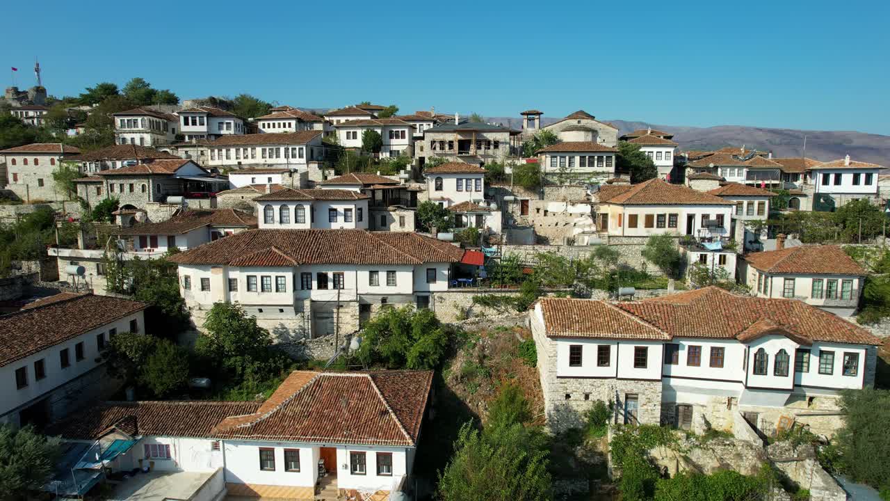 maravillas arquitectónicas otomanas medievales: hermosas casas del castillo de berat con una miríada de miles de ventanas