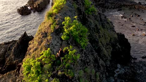 Abenteuerlustiger-Mann-Klettert-Frei-Auf-Dem-Felsen,-Der-Auf-Dem-Meer-Erhöht-Ist