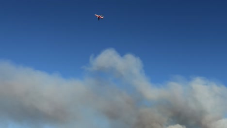 Avión-De-Bomberos-Volando-Sobre-El-Humo-De-Los-Incendios-Forestales-En-Un-Día-Soleado