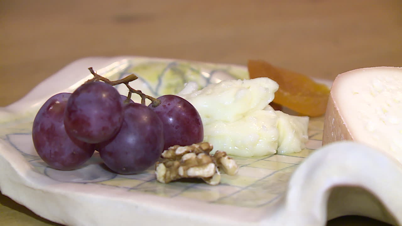 치즈와 과일 접시