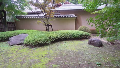 日本寺廟的花園設計巧妙地結合了植物,石頭和<unk>的綠色