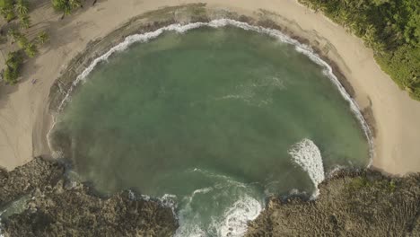 Imágenes-Aéreas-De-La-Abertura-De-La-Media-Luna-De-Mar-Chiquita-En-Puerto-Rico-Creada-Por-Dos-Afloramientos-De-Piedra-Caliza