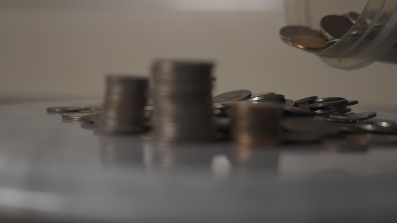 colocando monedas a camara lenta entre otros