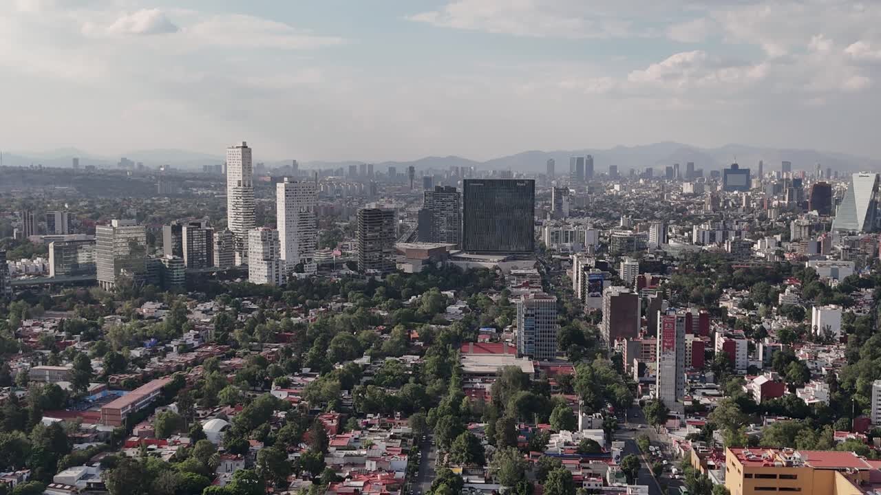 vista aérea de aviones no tripulados del centro de la ciudad de méxico hacia el norte