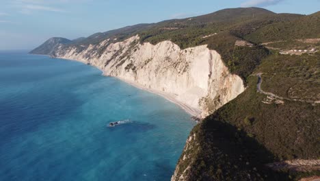 希腊莱夫卡达岛上的卡辛基港 (porto katsinki) 的崩<unk>悬崖部分的空中图