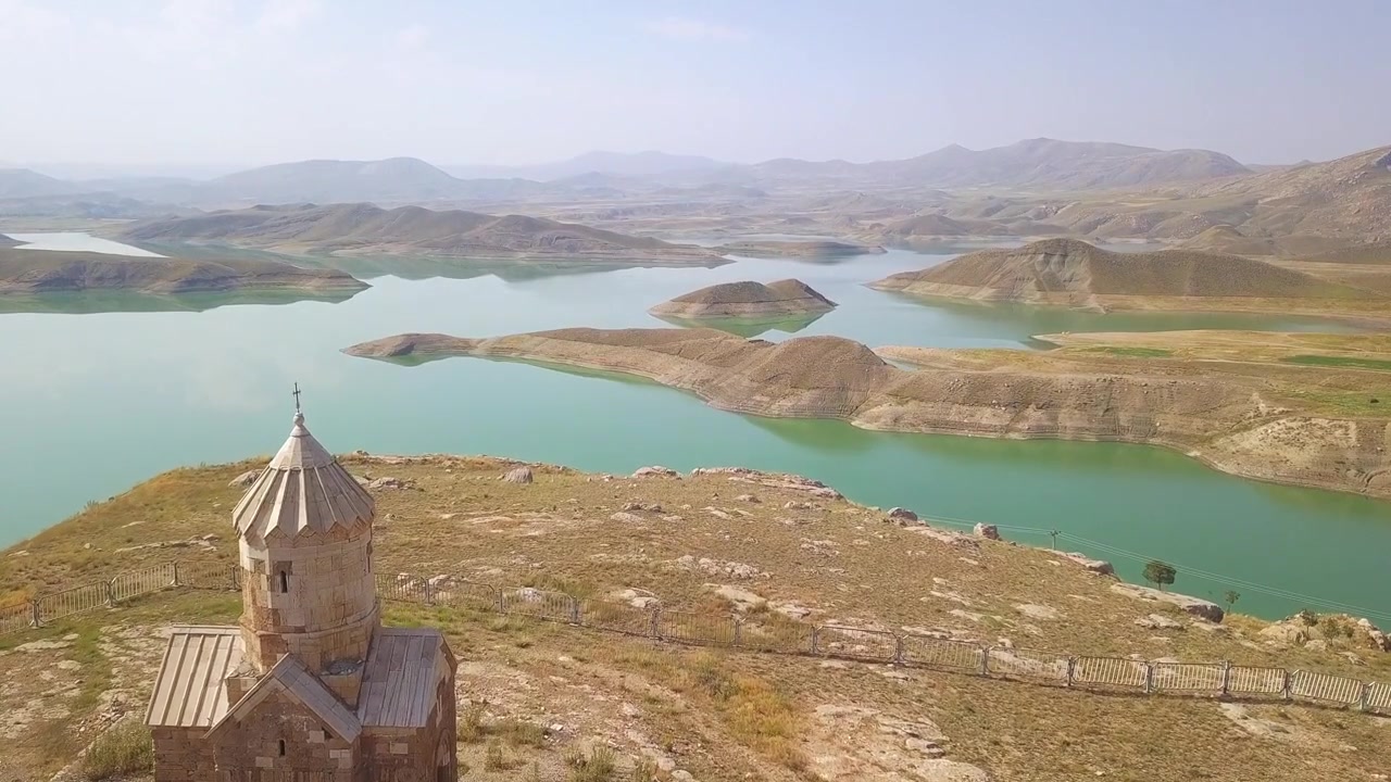 Gölün yakınındaki bu küçük kilise, turkuaz renkli göl suyuyla birleşerek harika bir manzara sunuyor.