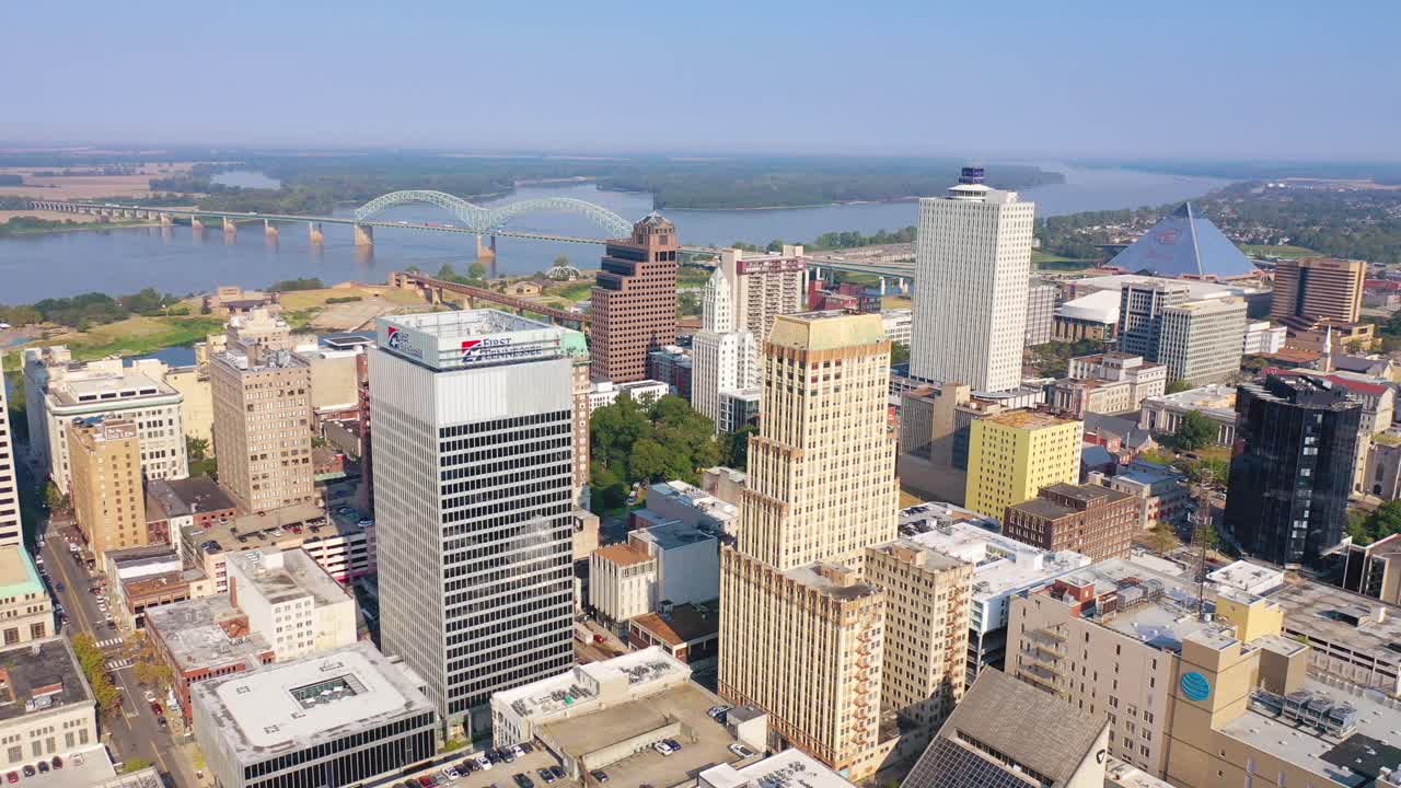 멤피스 테네시 시내의 좋은 공중 고층 고층 빌딩 비즈니스 스카이 라인 경기장 및 미시시피 강 1