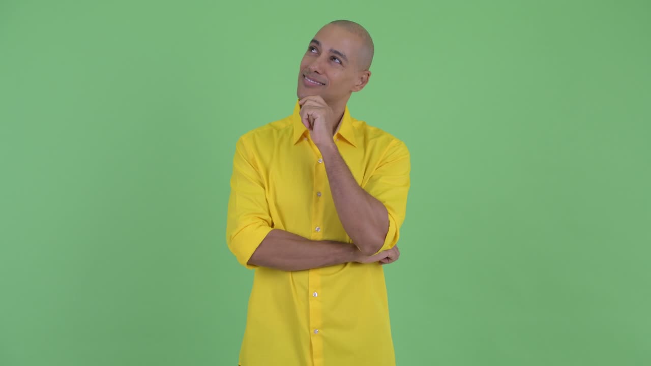 retrato de un feliz y guapo hombre de negocios calvo