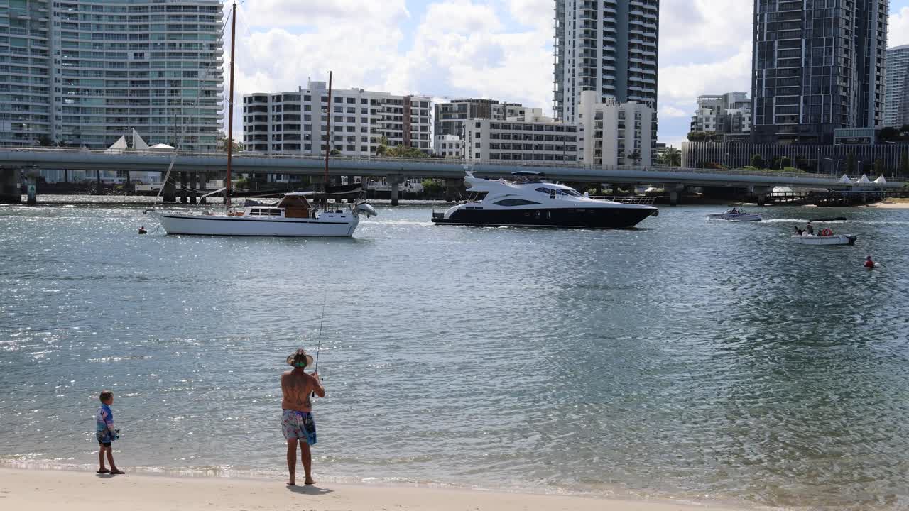 un momento lúdico entre padre e hijo en una bahía de la ciudad