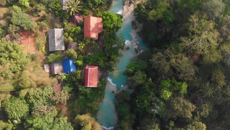 vista desde arriba de la famosa cascada de kuang si en laos, desde el aire