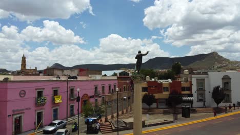 estatua de el parral méxico con un disparo en espiral desde un avión no tripulado