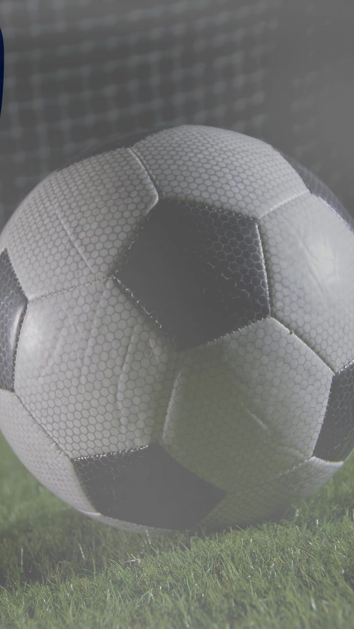 Dikey video: Spor sahasında futbol topunu kaleye doğru iten oyuncu, topu takip eden animasyonlu bulanıklık efekti.