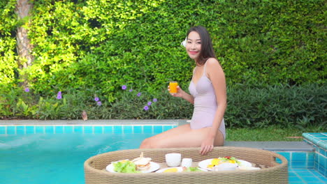 Asiatische-Sommerbadeanzugmode-Am-Pool