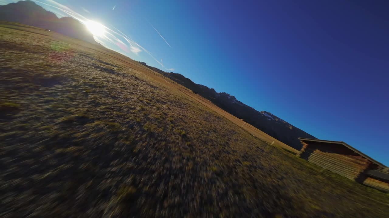 montañas, bosques y campos de hierba filmados en alpe di siusi en los alpes, dolomitas italianas filmadas en colores vibrantes al amanecer