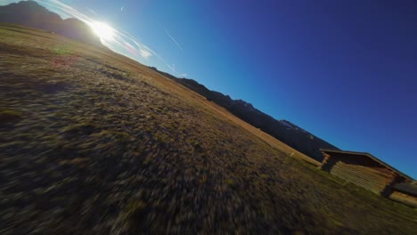 Berge,-Wald-Und-Wiesen,-Gefilmt-Auf-Der-Seiser-Alm-In-Den-Alpen,-Italienische-Dolomiten,-Gefilmt-In-Leuchtenden-Farben-Bei-Sonnenaufgang