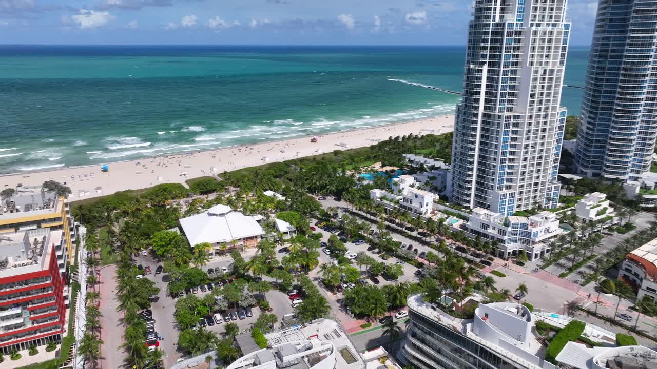 Lussuosi grattacieli e ville con appartamenti sul lungomare di Miami Beach durante una giornata di sole.