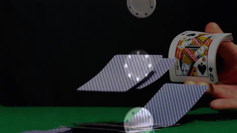 cartas de juego y fichas de póquer colocando en súper cámara lenta