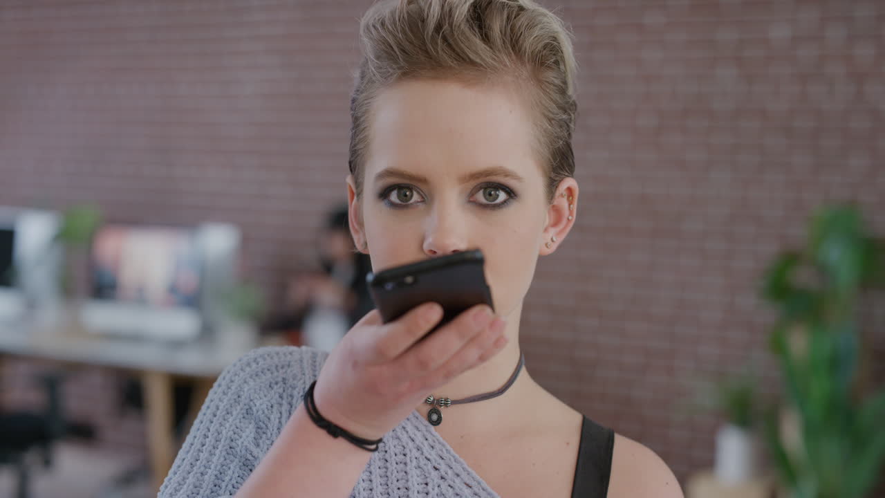 ritratto bella giovane studentessa che parla sullo smartphone usando un telefono cellulare app di intelligenza artificiale ragazza carina che fa un promemoria vocale comunicazione cellulare