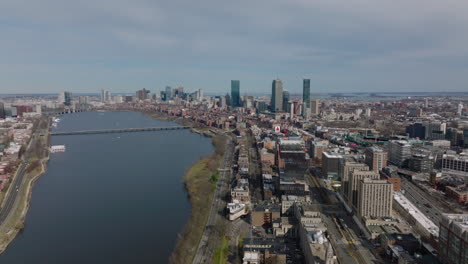 Luftpanoramablick-Auf-Die-Großstadt.-Breiter-Fluss-Am-Wasserdamm-Und-Wolkenkratzer-In-Der-Innenstadt-In-Der-Ferne.-Boston,-USA