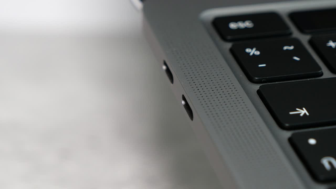 전원을 충전하기 위해 노트북의 포트에 usb 타입 c 케이블을 플러그합니다.