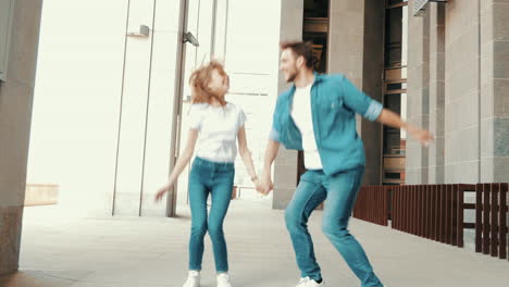 pareja feliz saltando en la ciudad