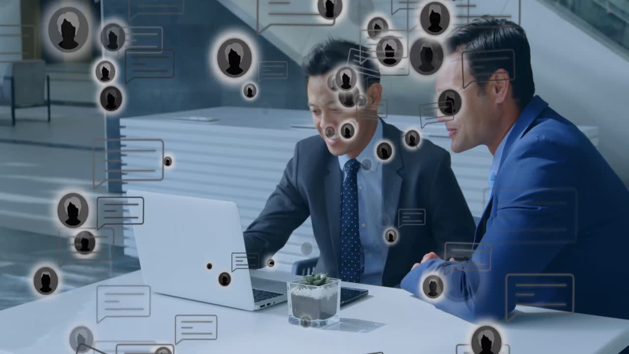 사무실에서 노트북을 통해 토론하는 두 명의 다양한 사업가에 대한 여러 프로필 아이콘의 애니메이션