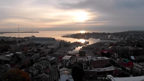 Un-Dron-Aéreo-Captura-Imágenes-Del-Amanecer-De-Annapolis,-Maryland,-Mientras-Vuela-Hacia-La-Academia-Naval-De-Los-Estados-Unidos-Y-La-Bahía-De-Chesapeake