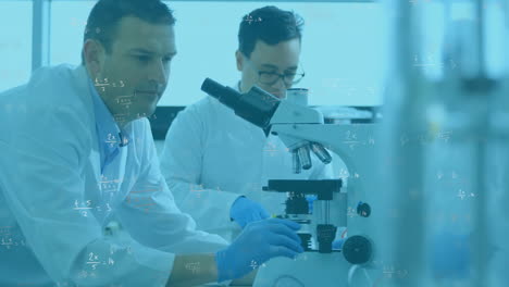 ecuaciones matemáticas que se mueven contra dos científicos masculinos que trabajan en el laboratorio