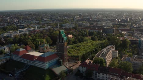 Verlassen-Von-Darmstadt-Und-Dem-Jugendstilzentrum-Mathildenhöhe-Mit-Der-Innenstadt-Im-Hintergrund-Mit-Einer-Drohne-An-Einem-Sonnigen-Sommertag