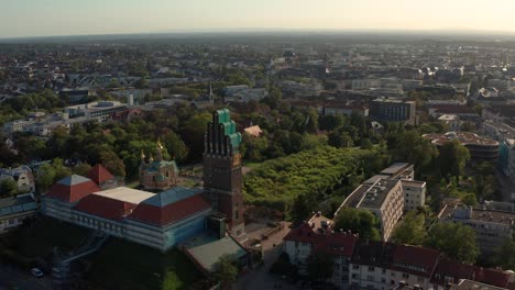 dejando darmstadt y el centro jugendstil mathildenhoehe con el centro de la ciudad al fondo con un dron en un día soleado de verano